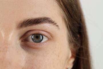 Naklejka premium Closeup view of woman with beautiful eyes on light background