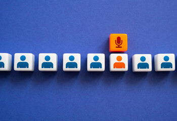 Obraz premium Speaker at the conference. Give a speech. Communication and announcements. Activity in social networks. A man with a microphone above his head symbolizing his turn to give a speech.