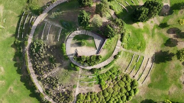 Toma a&eacute;rea de un parque con arboles y &aacute;reas verdes con camino en espiral
