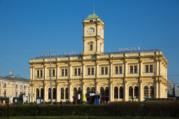 Fototapeta premium View from Komsomolskaya Square of oldest Moscow Leningradsky railway terminal. Large letters on facade - inscription Leningradsky railway station.