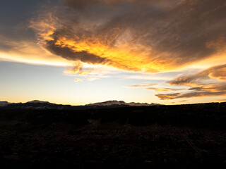 Naklejka premium Nubes anaranjadas al atardecer sobre Esquel y sus alrededores