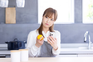 レシピを検索する女性　Woman searching for recipes
