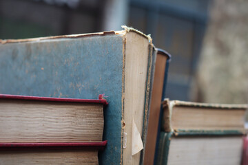 Libros antigos e usados em linda composicão ao ar libre com capa dura no sentido vertical e...