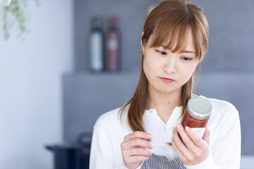 成分を確認する女性　Ingredient display