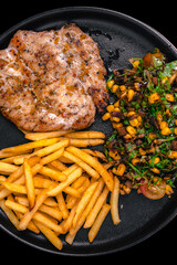 pechuga con ensalada y papas fritas