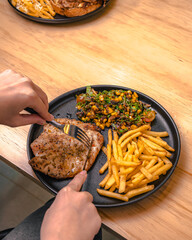 pechuga con ensalada y papas fritas