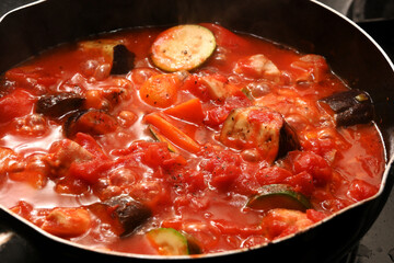 ラタトゥイユを煮込んでいる様子