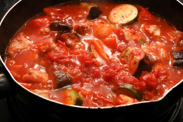 ラタトゥイユを煮込んでいる様子