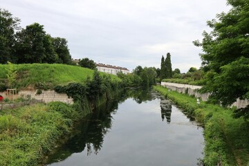 Fototapeta premium Le canal de la Marne au Rhin, ville de Toul, département de la Meurthe et Moselle, France