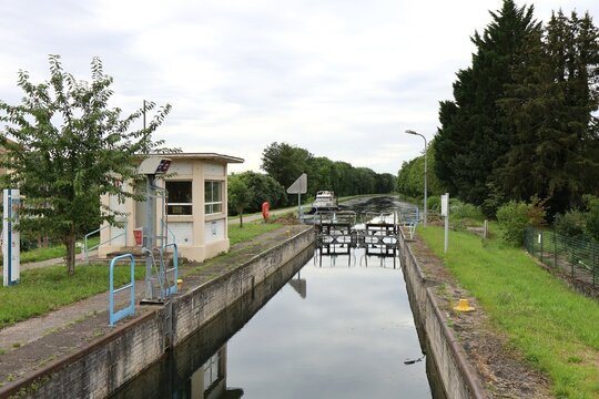 Le canal de la Marne au Rhin, ville de Toul, d&eacute;partement de la Meurthe et Moselle, France