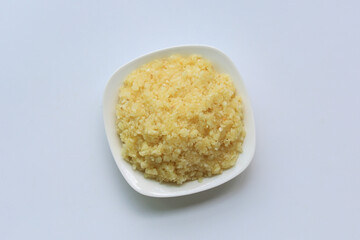 접시에 담긴 식재료 신선한 마늘