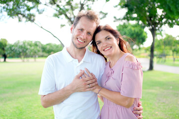 Obraz premium Lovely white caucasian couple relaxing at park.