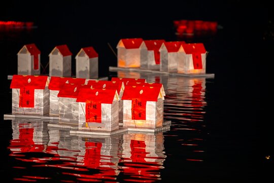 Chinese Ghost Festival, Zhongyuan Purdue, sacrificial ceremony, people, release water lanterns, pray for peace