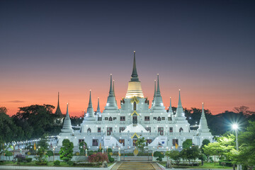 Obraz premium White pagoda at Asokaram temple, one of the famous public places in Samut Prakan Province, Thailand