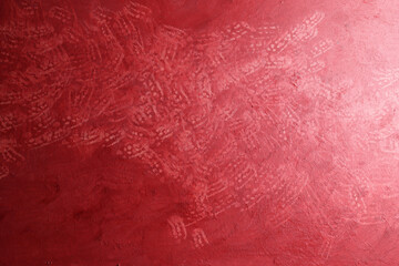 Fondo con texture materica di colore rosso cremisi, dipinta con segni casuali sulla superficie,...
