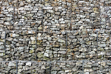 도로 절개면에 쌓아올린 개비온 월(Gabion Walls)-Gabion walls built along the road cut slope