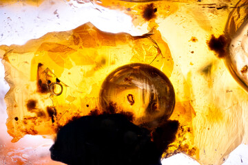 petroleum Firefly Quartz with three-phase inclusion (Liquid, solid and gaz in the same inclusion)....
