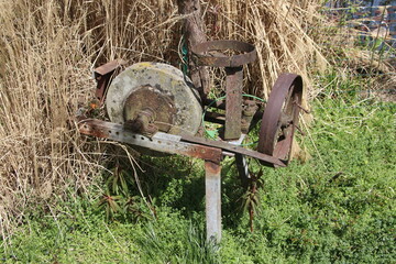 Alte Maschine als Dekor im Garten