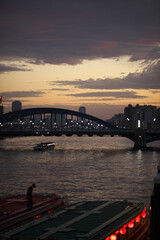 屋形船と夕焼けと橋