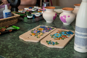 malowane wzory kwiatów na powierzchniach użytkowych © siwyk