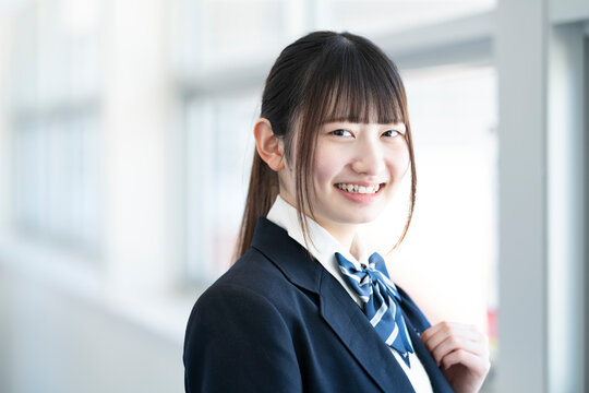 学校で笑っている制服姿の女子学生
