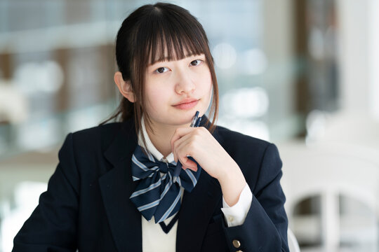 勉強をしている制服姿の女子学生