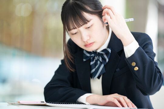 勉強をしている制服姿の女子学生