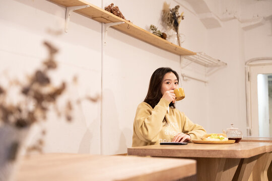 カフェで1人お茶を飲んでいる女性