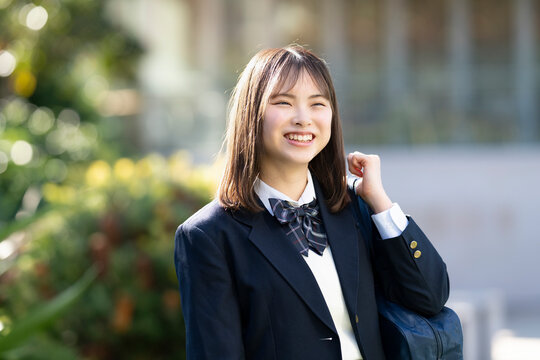 笑っている制服姿の女子高生