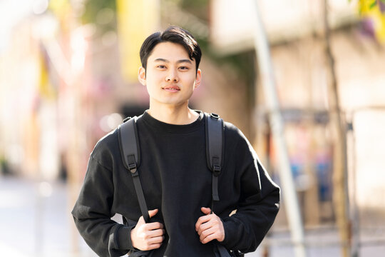 街を一人で歩いている男性