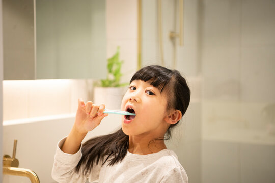 バスルームで歯を磨いている女の子