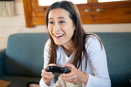 ゲームをプレイしている女性