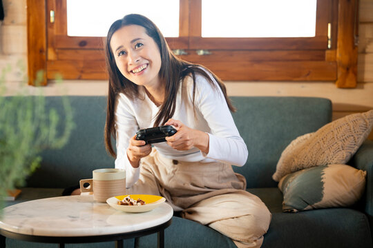 コントローラーを持ってゲームをプレイしている女性