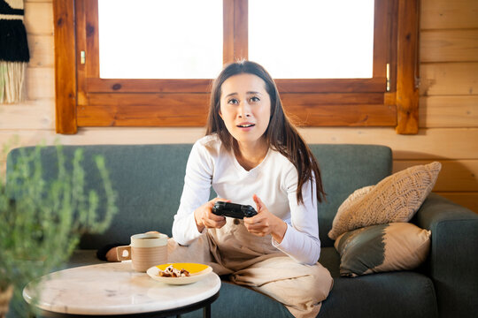 コントローラーを持ってゲームをプレイしている女性