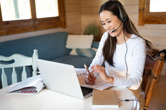 ノートパソコンでオンラインレッスンをしている女性