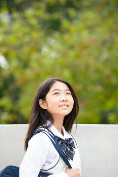 グリーンバックに上を見上げている女子学生