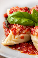Culurgionis ogliastrini, tipica pasta ripiena di patate, pecorino e menta, prodotta in Sardegna, cibo italiano, gastronomia europea 