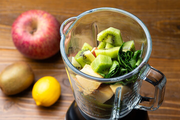 ジュースミキサーでスムージーを作る