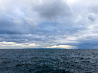 koniec dnia nad Bałtykiem, chmury przesłaniają zachodzące słońce © Kamil_k2p