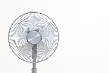 白背景に扇風機