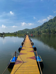 Obraz premium a floating bridge in the middle of a lake and swamp