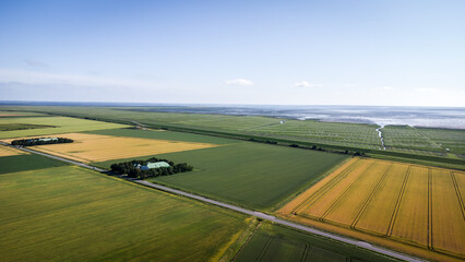 Luftaufnahme von der nordfriesischen Küste mit vielen Feldern und dem Wattenmeer