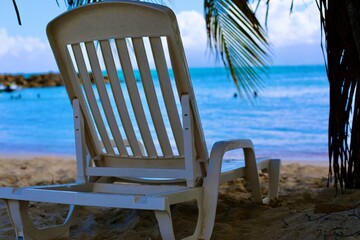 Chaise avec vue sur une plage paradisiaque