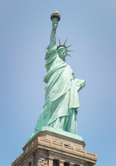 Obraz premium Statue de la liberté à New York, etats unis d'amerique, photo HD sur fond de ciel uni bleu.