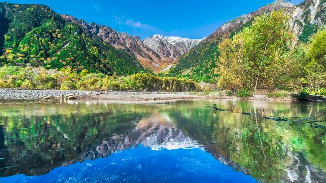 【長野県・松本市】秋の上高地の自然風景　梓川に映り込む穂高連峰　タイムラプス　ズームアウト　
Natural scenery of Kamikochi in autumn - Nagano, Japan - Time lapse video - zoom out