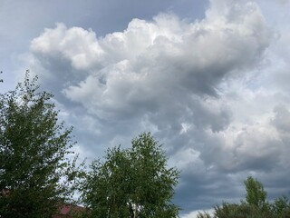 Obraz premium Storm clouds before rain in the village