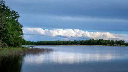 Paysage pittoresque de la Dombes dans le département de l'Ain en france au printemps autour de l'étang de Birieux