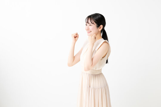 ガッツポーズする若い女性