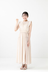ガッツポーズをする若い女性
