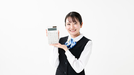 電卓を持つ制服姿の女性